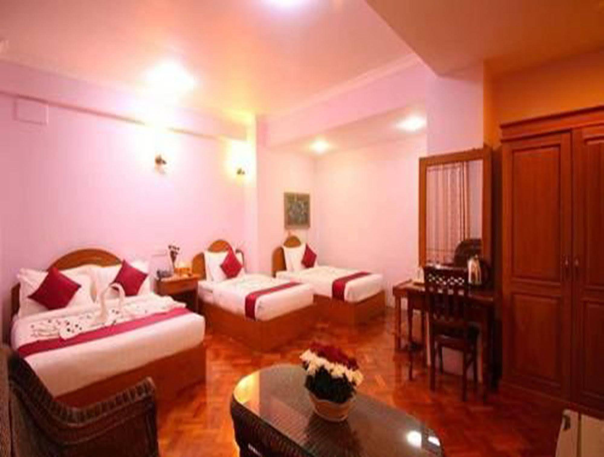 Hotel United Mandalay Esterno foto
