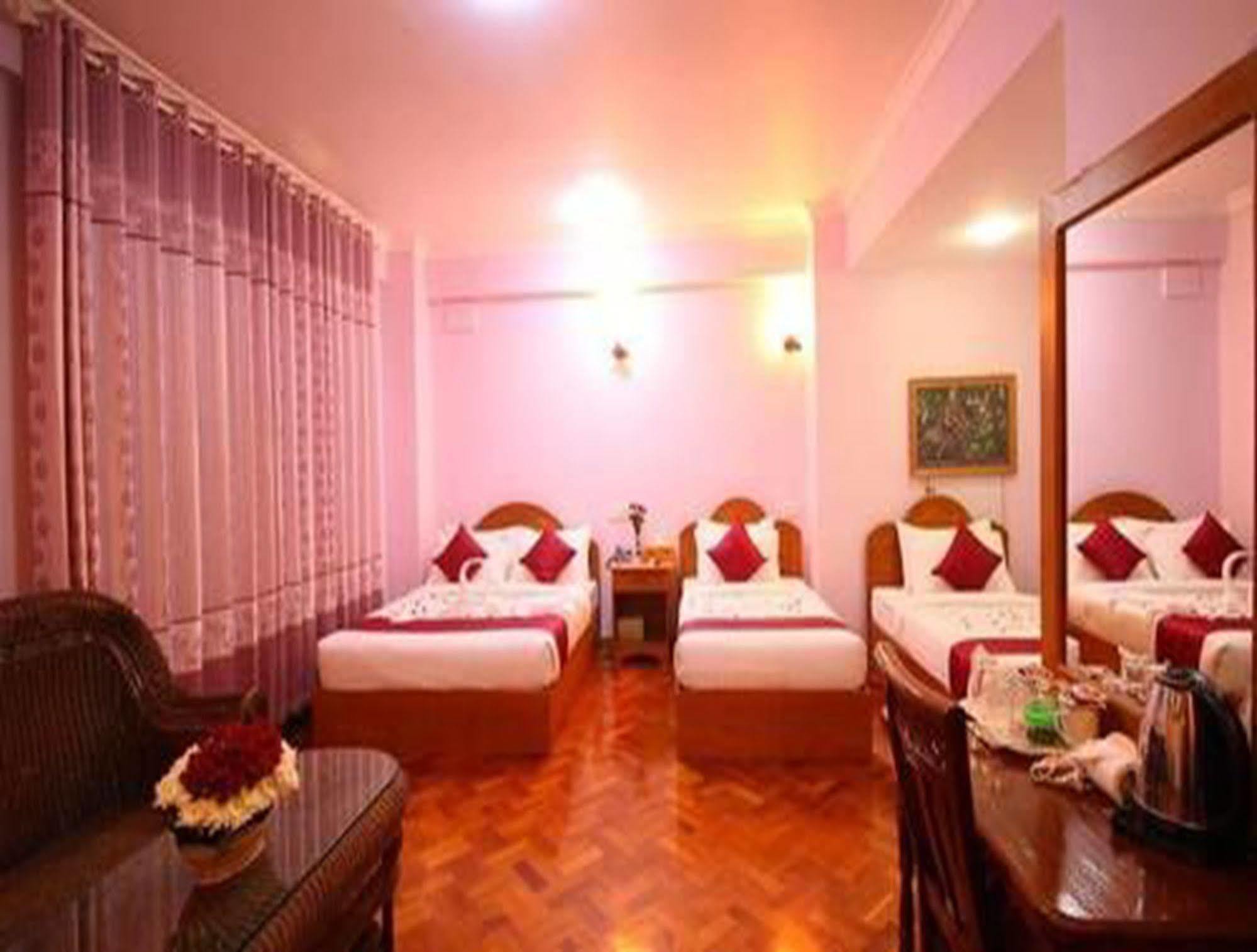 Hotel United Mandalay Esterno foto